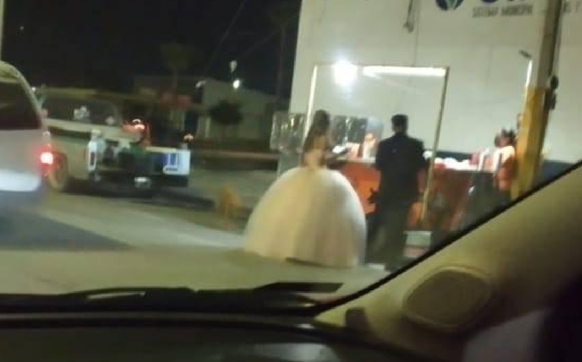 La imagen muestra al hombre y a la mujer de pie mientras comen en un puesto de tacos. (Especial)