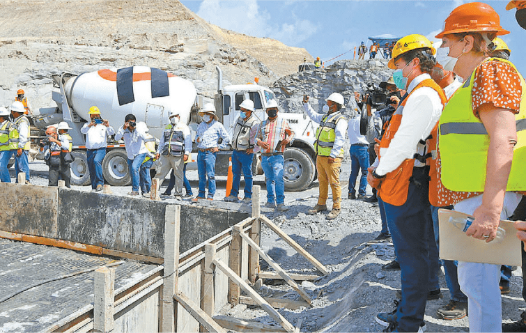 Ayer, el mandatario estatal dio el banderazo al colado de concreto en la cortina del embalse. Especial