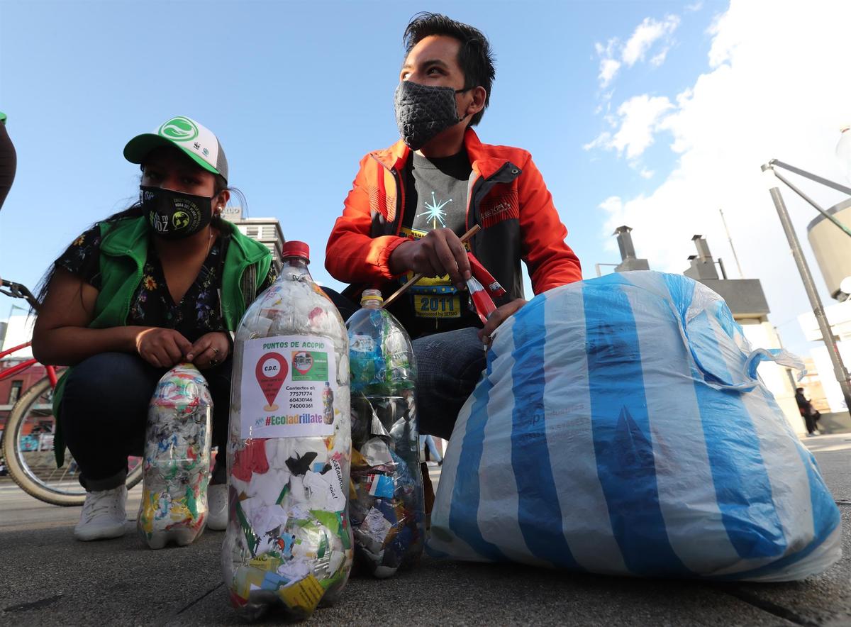 Los plásticos son el producto más contaminante en los océanos, ya que se desprenden microplásticos. (EFE)