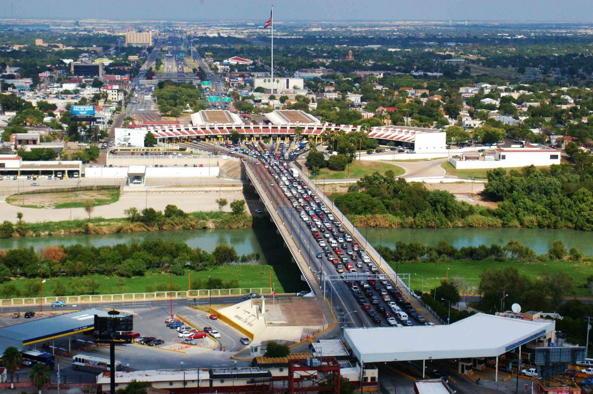 Puente fronterizo México-Estados Unidos en Nuevo Laredo, Tamaulipas.