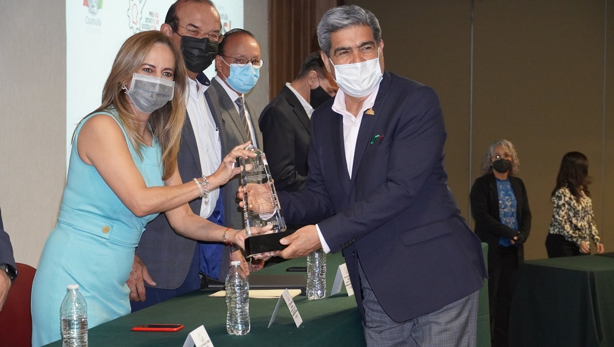 El rector Raúl Martínez Hernández recibiendo el premio. (cortesía)