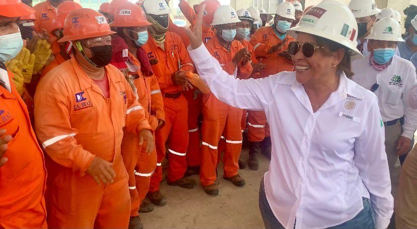 Rocío Nahle acudió a supervisar las obras en la refinería, en Tabasco. (Twitter @RocioNahle)