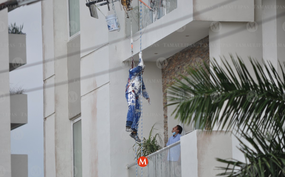 Trabajador cae de andamio en Tampico; así fue su rescate. (Sergio Sánchez)