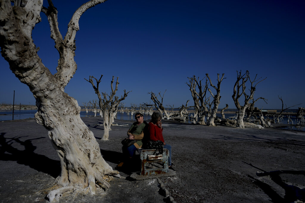 Turistas visitando La bulliciosa Villa Epecuén, Argentina. (AP)