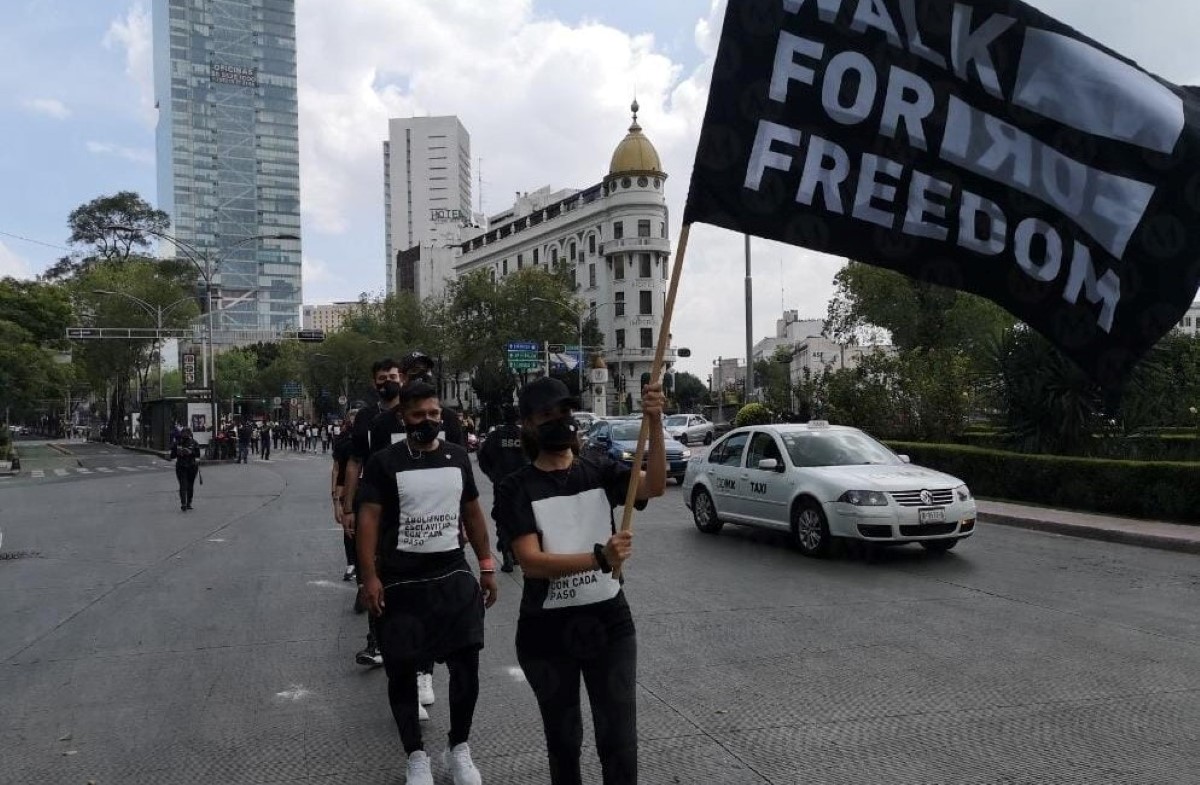 Los activistas caminaron por Reforma hacia el Ángel de la Independencia. | Jorge Becerril