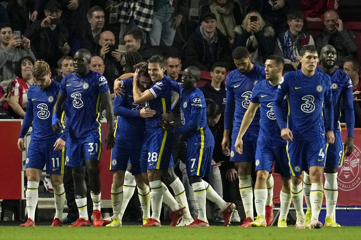 Chelsea se mantiene como líder de la Premier League (AP)