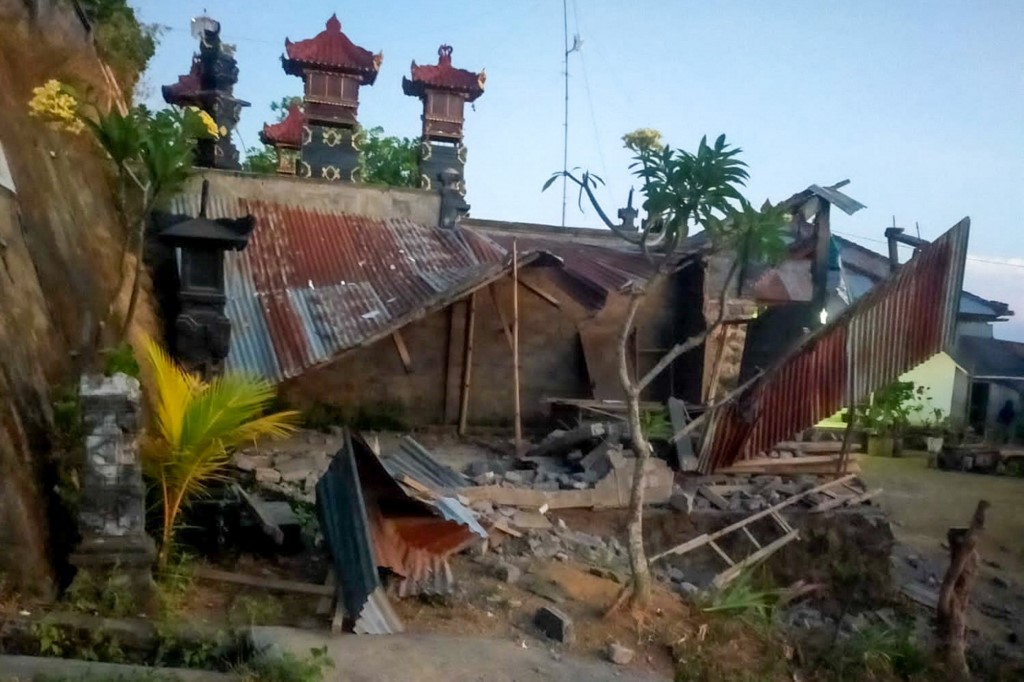 El sismo en Indonesia dejó al menos tres muertos. (AFP)