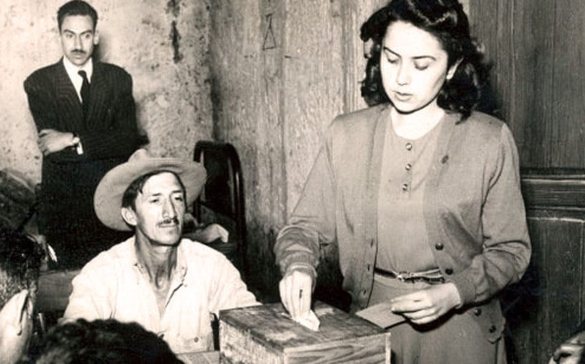 Adolfo Ruiz Cortines promulgó el 17 de octubre de 1953 reformas constitucionales para que las mexicanas gozaran de la ciudadanía plena. | Gobierno de 