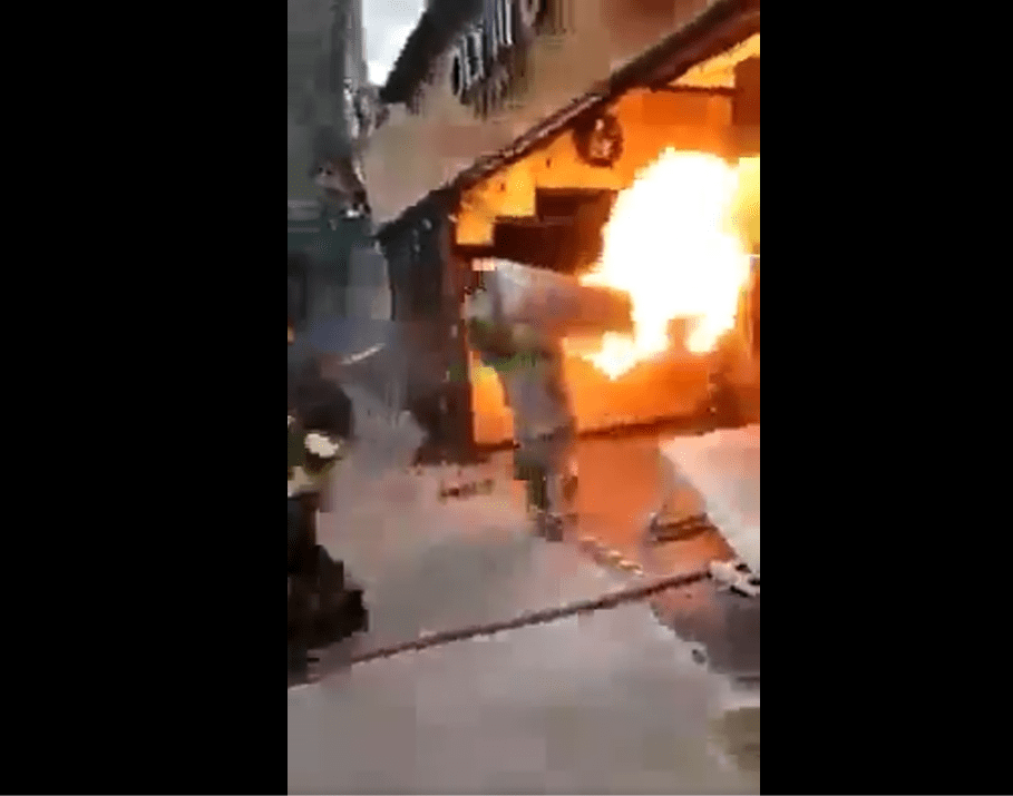 Bombero de CdMx saca tanque de gas en llamas de negocio | Especial
