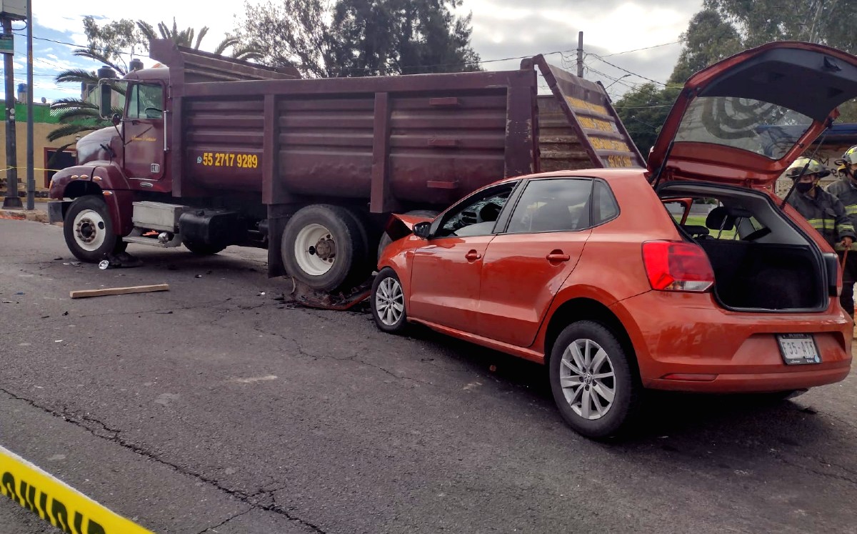 Choque entre auto y camión en la GAM