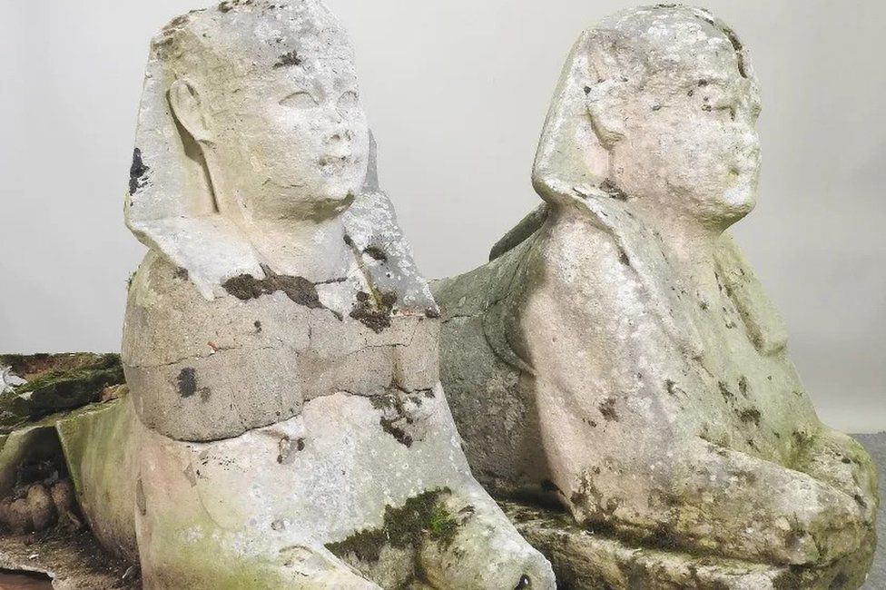 Las dos esfinges estuvieron en la casa de la pareja por varios años. | Mander Auctioneers publicada en BBC