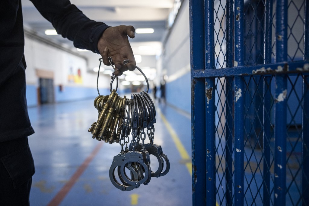 Fotografía de llaves dentro de una cárcel o prisión. (AFP)