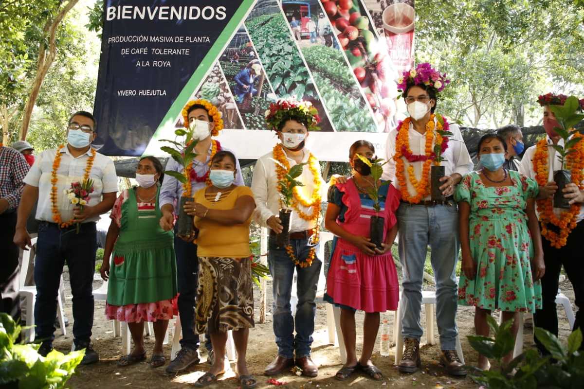 Funcionarios y representantes de empresas con pobladores que producen grano de café. (Especial)