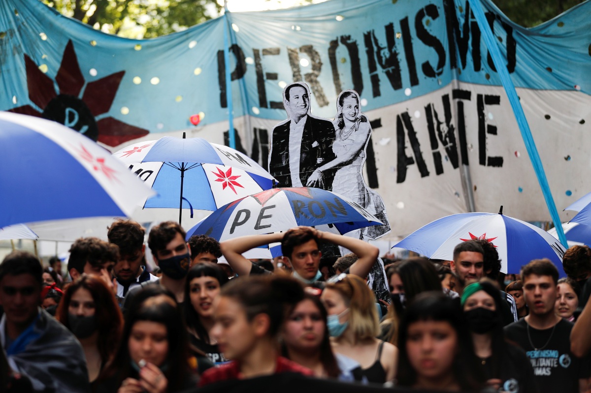 Miles de simpatizantes del peronismo salieron a las calles de Buenos Aires en el Día de la Lealtad. (Reuters)
