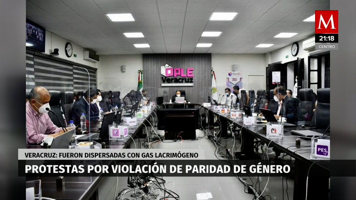 Mujeres tapizan el zócalo de Veracruz con rostros de feminicidas
