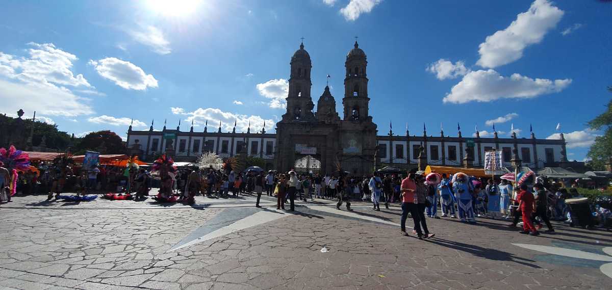 Realizan mini Romería a las afueras de la Basílica de Zapopan (Juan Carlos Munguía)
