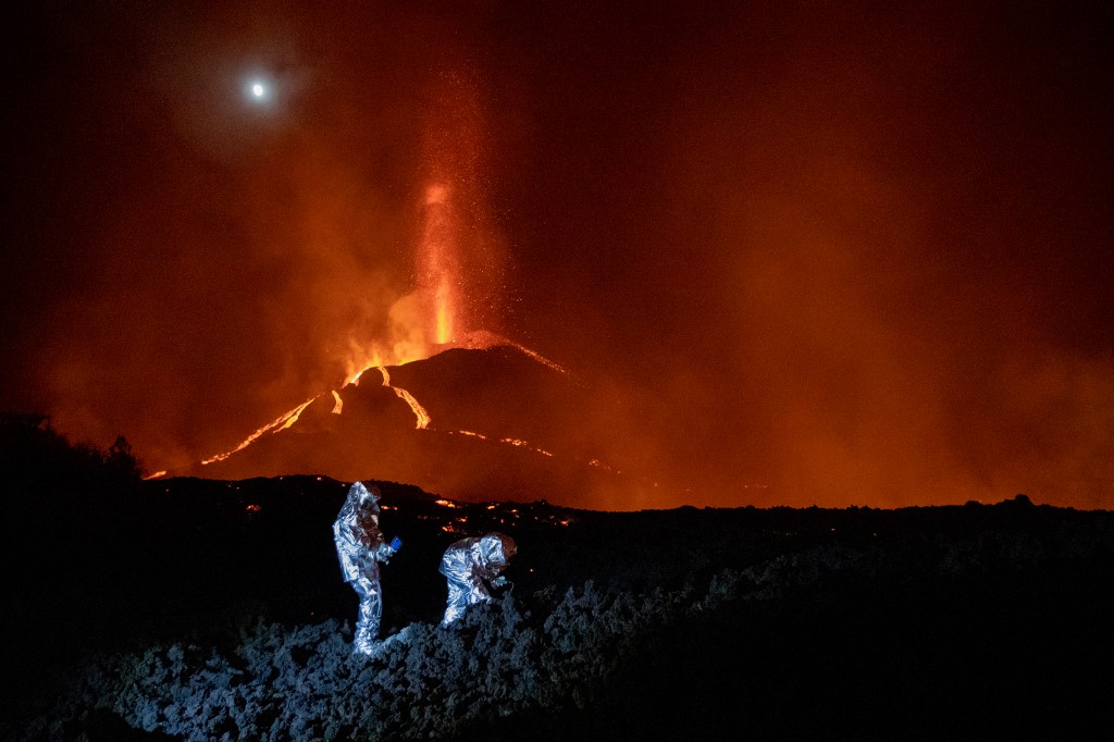 El volcán Cumbre Vieja sigue con su flujo de lava en isla La Palma, en España.| Foto: AFP/ Lusmi Ortiz/ Unidad Militar Española