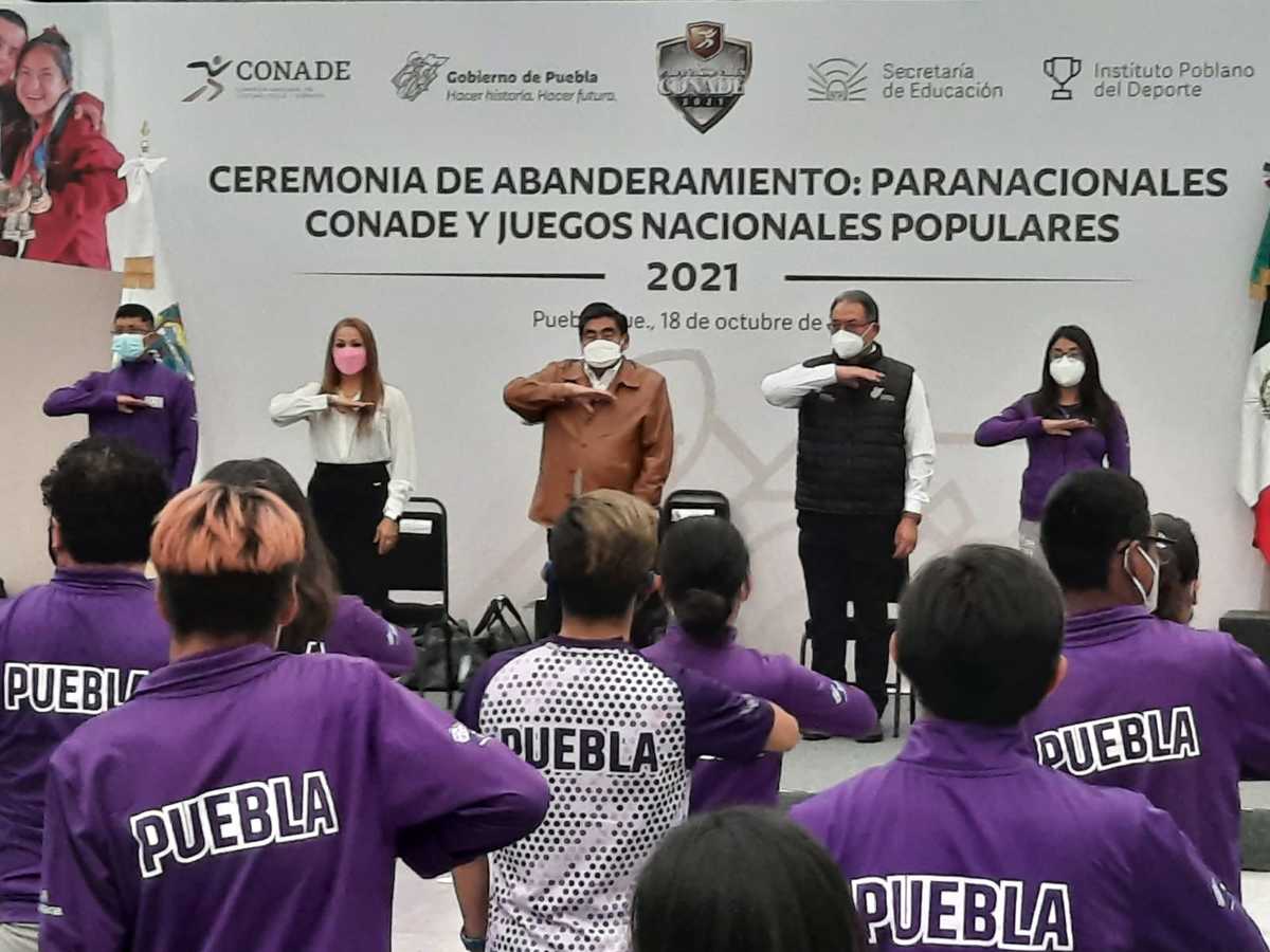 Barbosa abandera a la delegación poblana rumbo a Paranacionales Conade. (Edgar González)