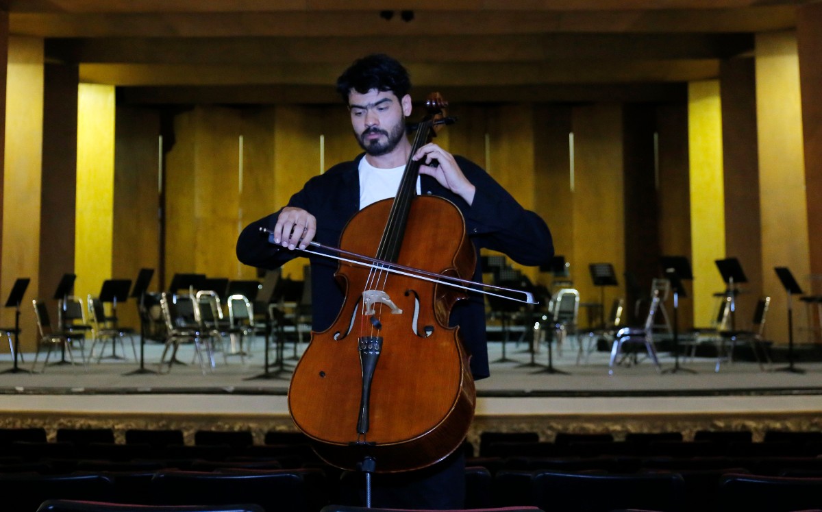 Carlos Castillo, chelista de la Camerata de Coahuila. (Mauricio Román)