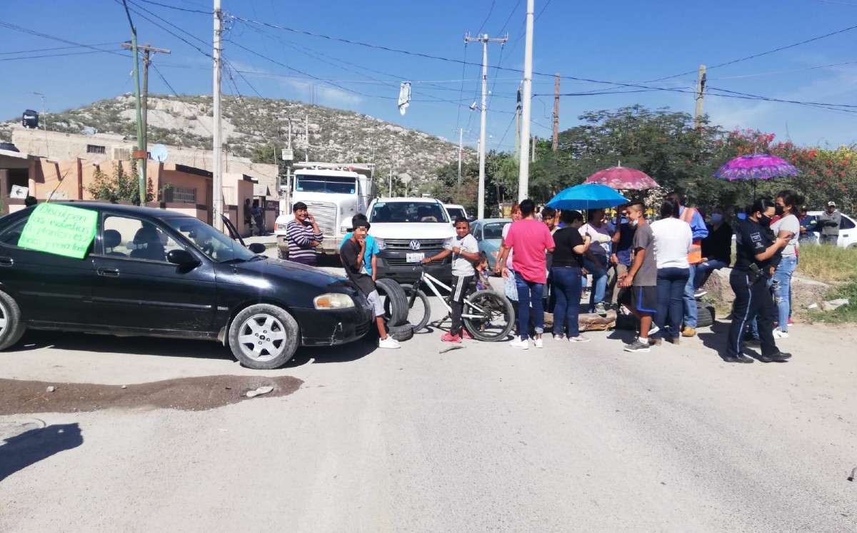 Habitantes del ejido San Ignacio de Gómez Palacio bloquearon la vialidad. (Isis Rábago)