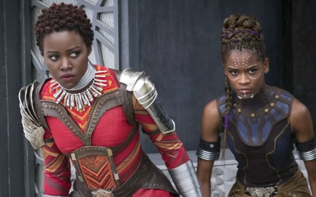 En esta imagen difundida por Disney, Lupita Nyong'o, a la izquierda, y Letitia Wright en una escena de 'Black Panther'. (Disney/AP)