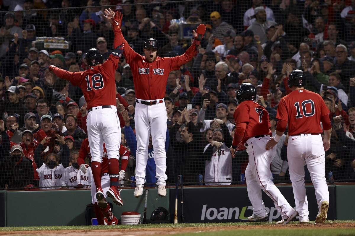 Kyle Schwarber de los Medias Rojas de Boston celebrando un grand slam (AP)