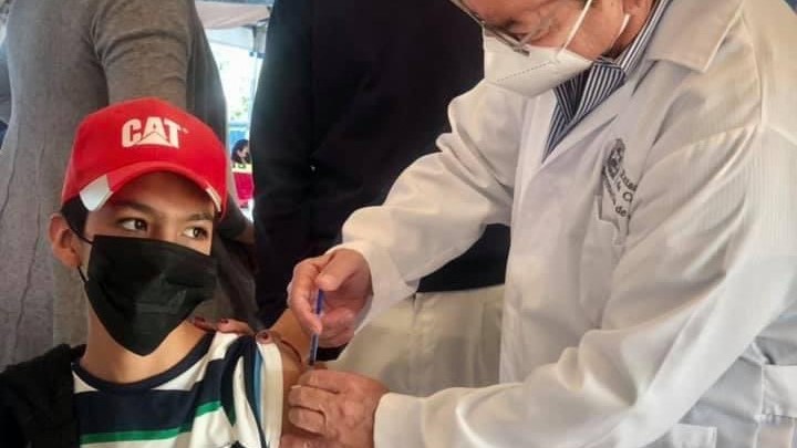Este lunes arrancó la vacunación de menores de 12 a 17 años con alguna comorbilidad. Foto: Twitter @SS_Coahuila