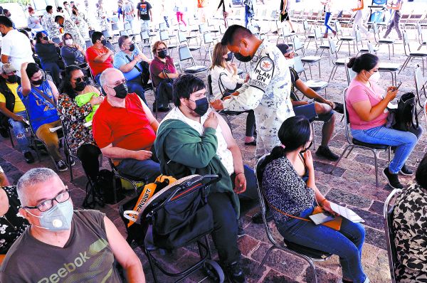 Maestros buscan reforzar vacuna contra el covid-19