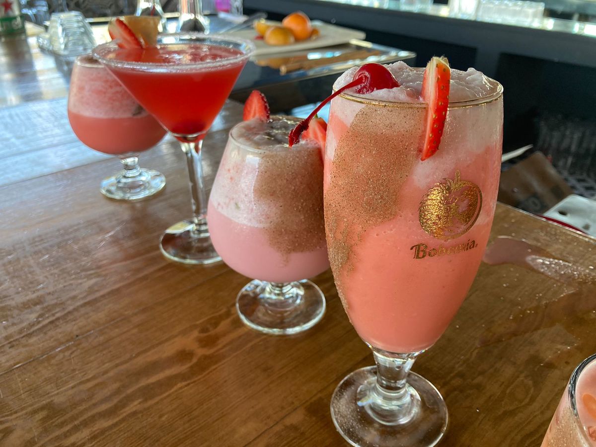 Podrás degustar una refrescante limonada, o una deliciosa piña colada en color rosa. (Juan Carlos Lozano)