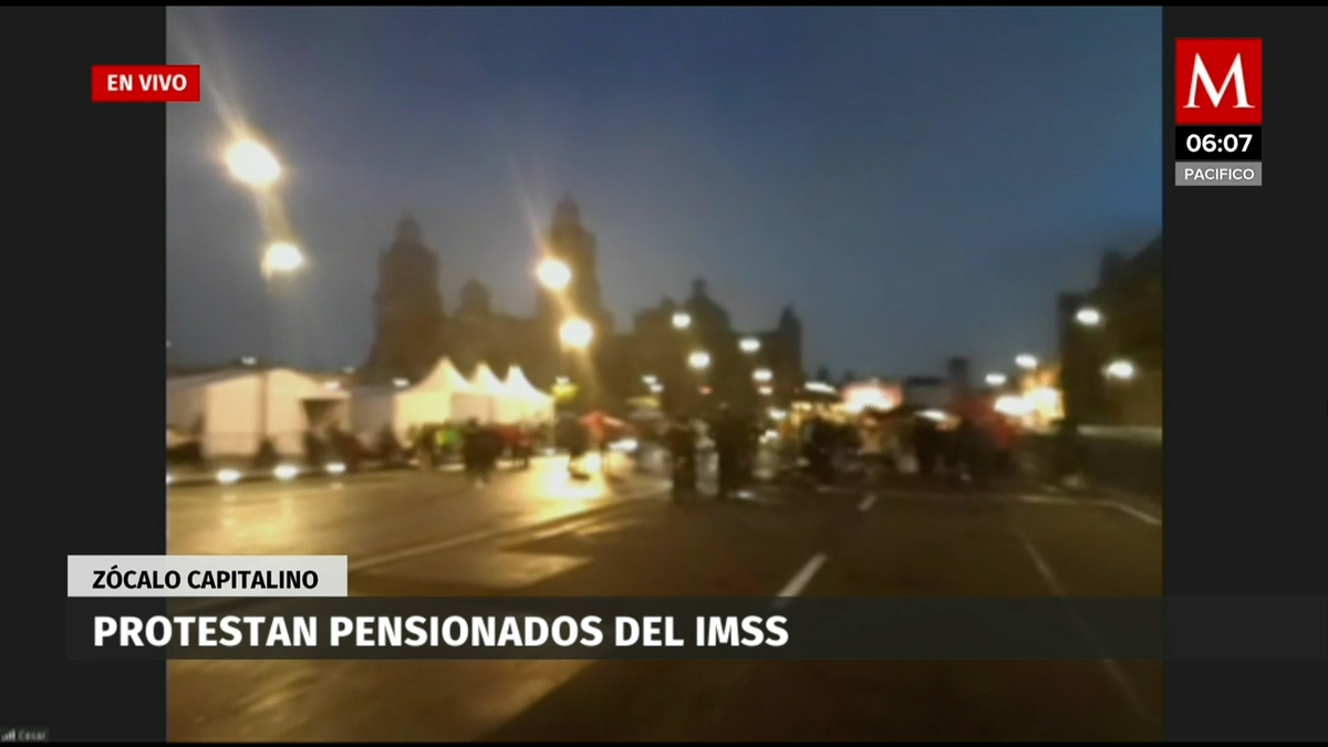 Protestan pensionados del IMSS en el Zócalo capitalino