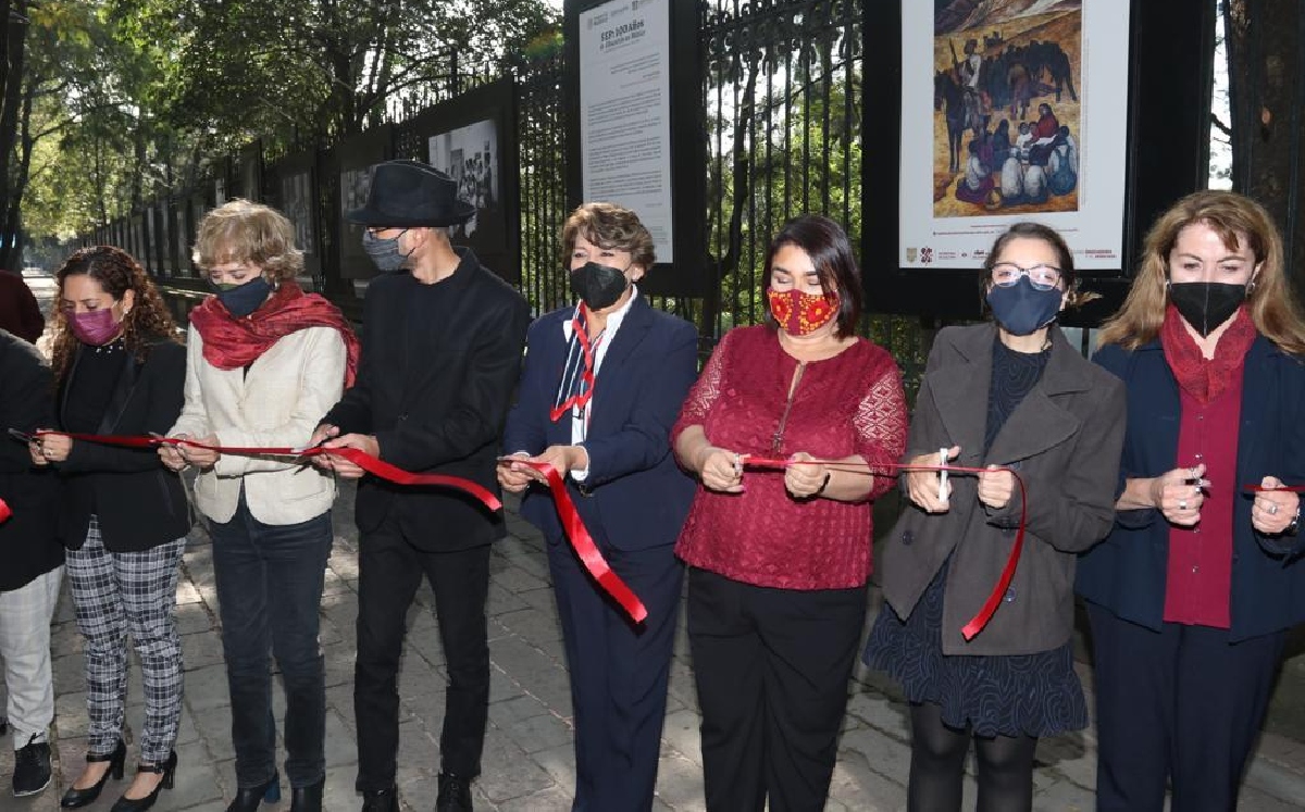 La titular de la SEP, Delfina Gómez, fue la encargada de inaugurar la exposición. (Especial)
