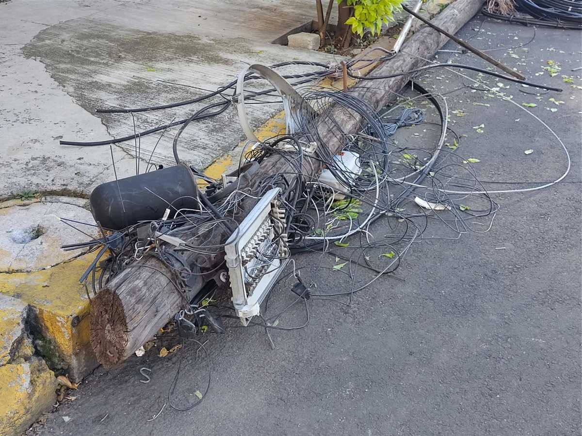 Tráiler choca contra postes de luz en alcaldía Coyoacán | César Velázquez