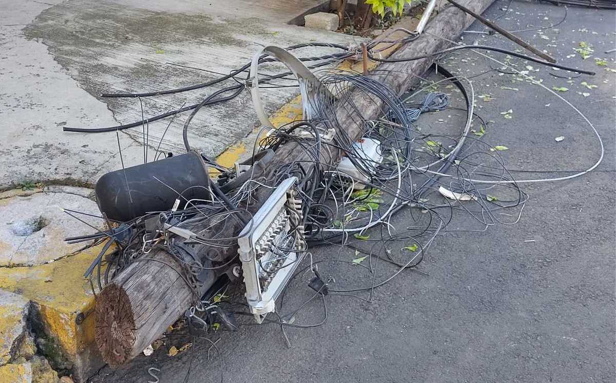 CdMx. Tráiler choca contra postes de luz y deja sin servicio a vecinos ...