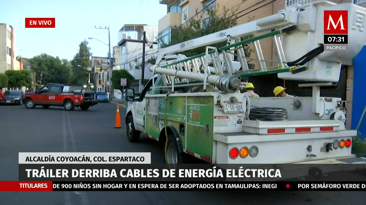Trailer derriba cables de energía eléctrica en Coyoacán