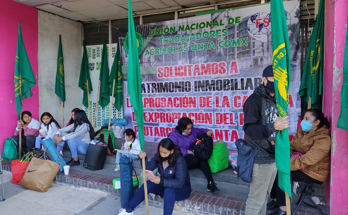 Campesinos de la UNTA protestan en Sacmex en CdMx.| César Velázquez