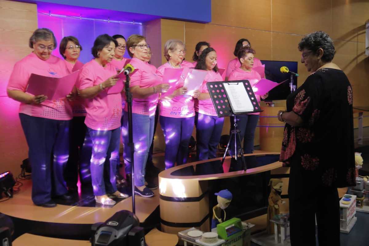 El coro de Mujeres Salvando Mujeres se presentaron en Telediario en el Día de Lucha contra el cáncer de mama. | Manuel Guadarrama