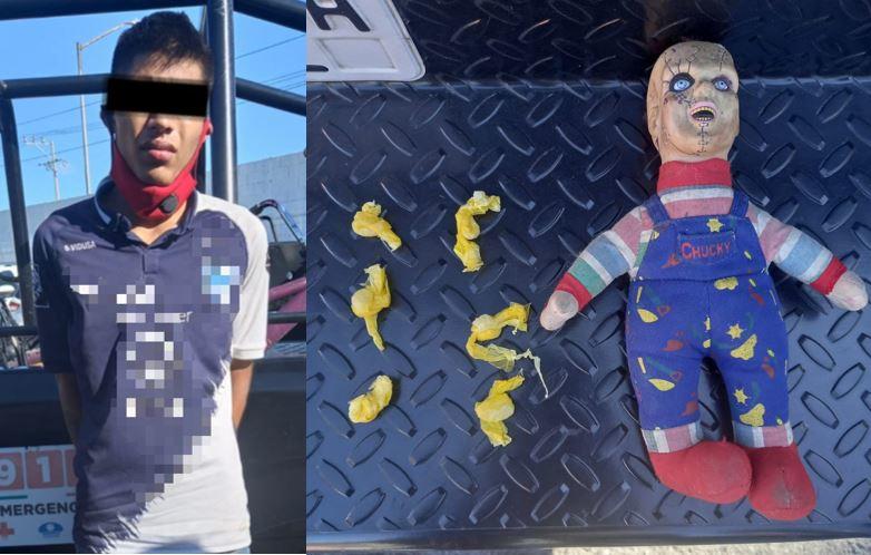 Detienen a joven con muñeco “Chucky” relleno de droga. Foto: Especial.