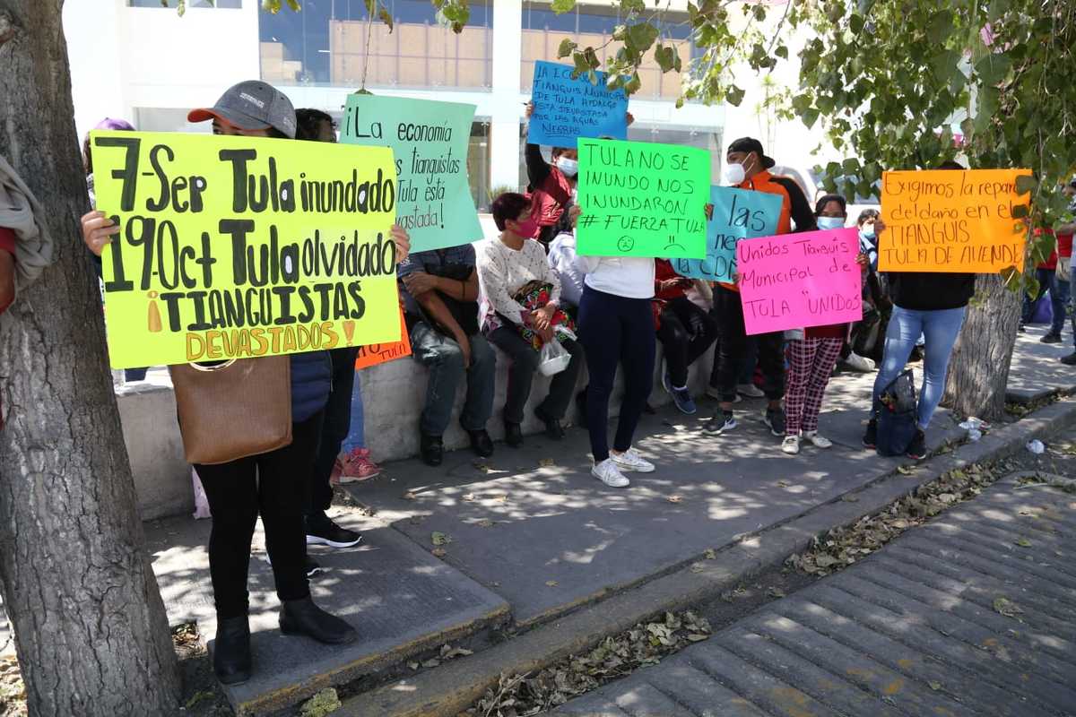 Manifestación afuera del Congreso de Hidalgo por tianguistas de Tula. (Jorge Sánchez)