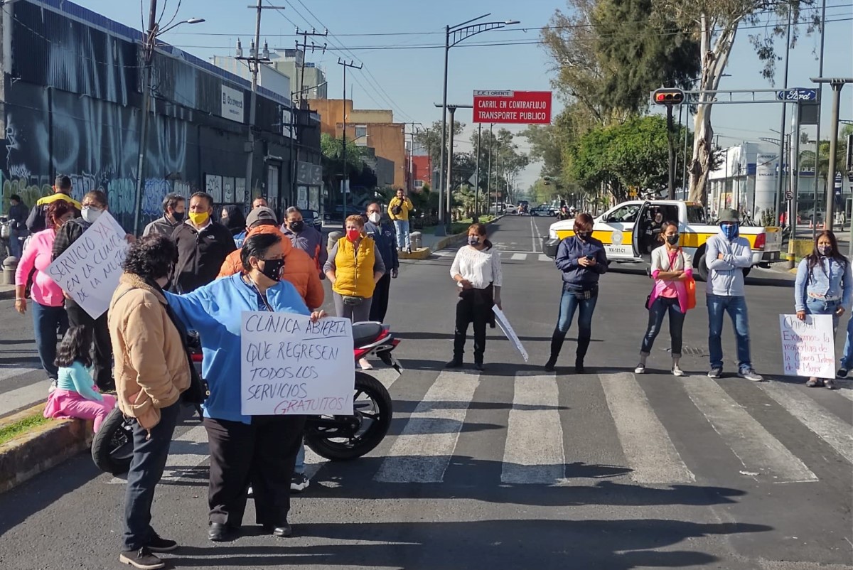 Los manifestantes bloquean el Eje 5 Norte y Ferrocarril Hidalgo. | César Velázquez
