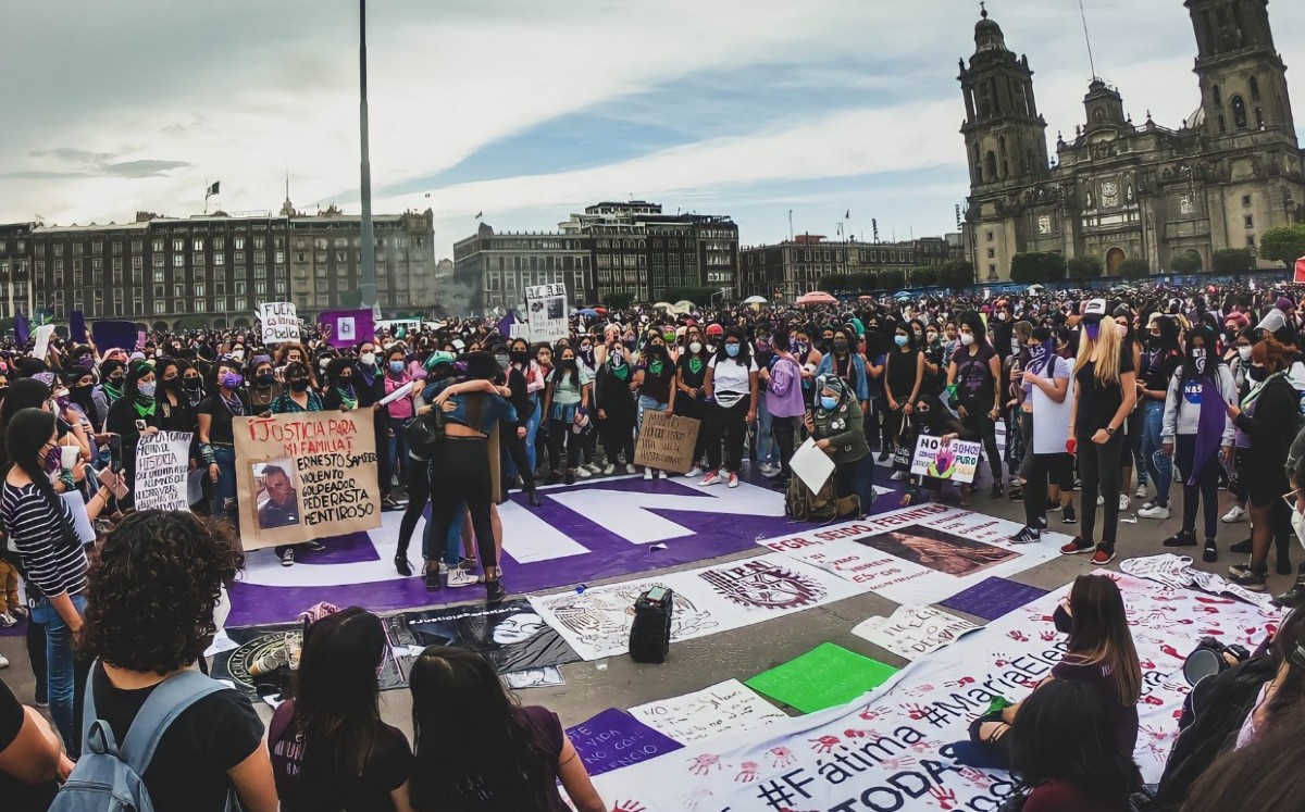 En la marcha del 8M en la CdMx, una mujer cuenta su historia de violencia sexual | Alejandra Crail