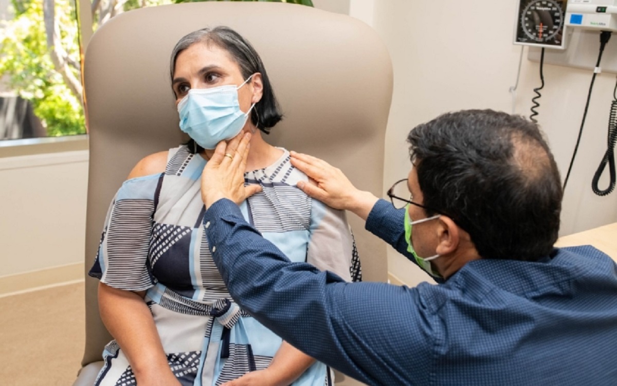 Médico examina a una mujer con secuelas del covid-19 en la clínica de la Universidad de Stanford. (Especial)