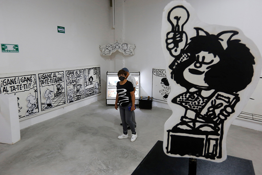 La muestra “El mundo según Mafalda” acerca al público al universo de este icónico personaje que nació en los años 60. | EFE