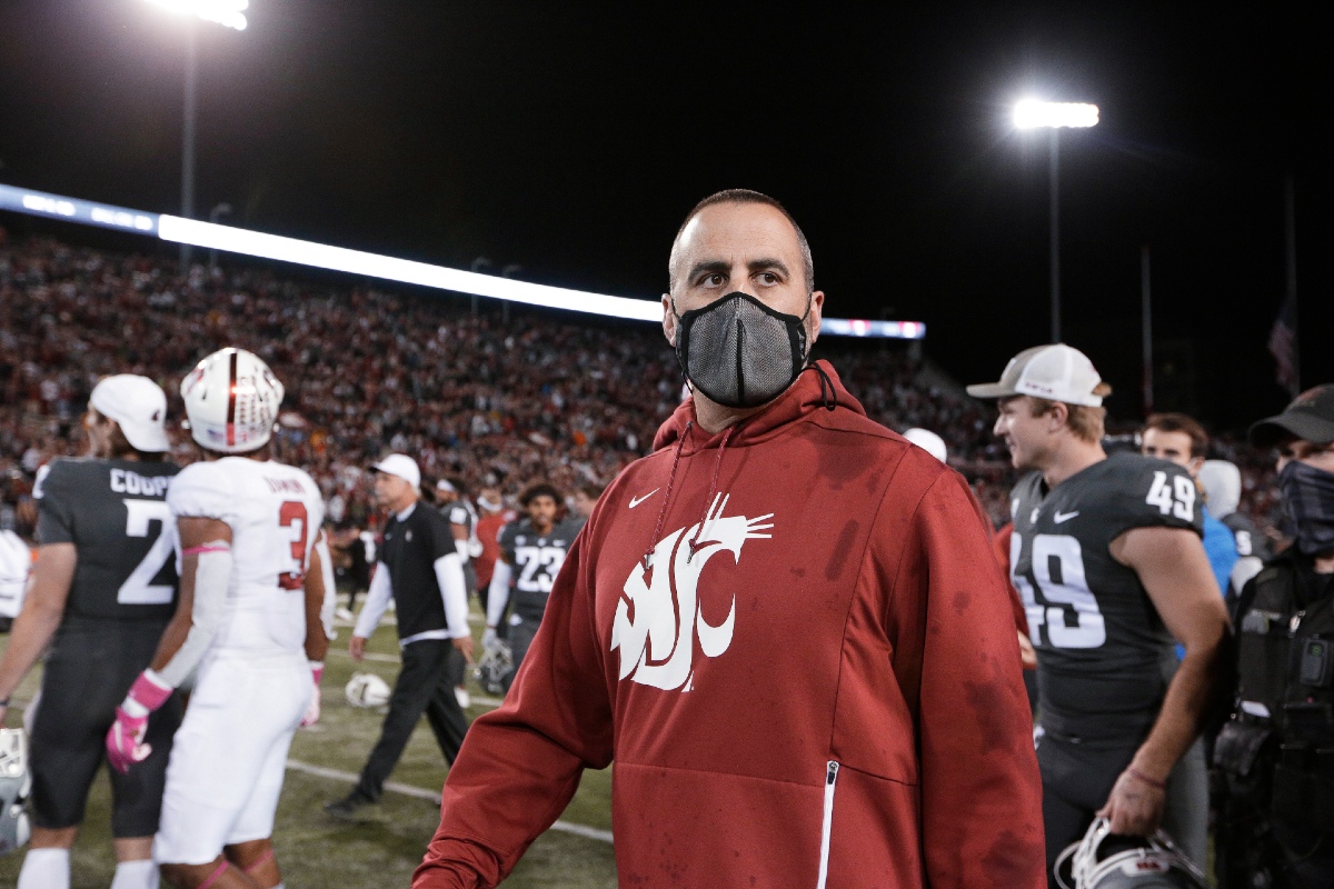 Nick Rolovich, entrenador del Washington State, despedido por no vacunarse (AP)