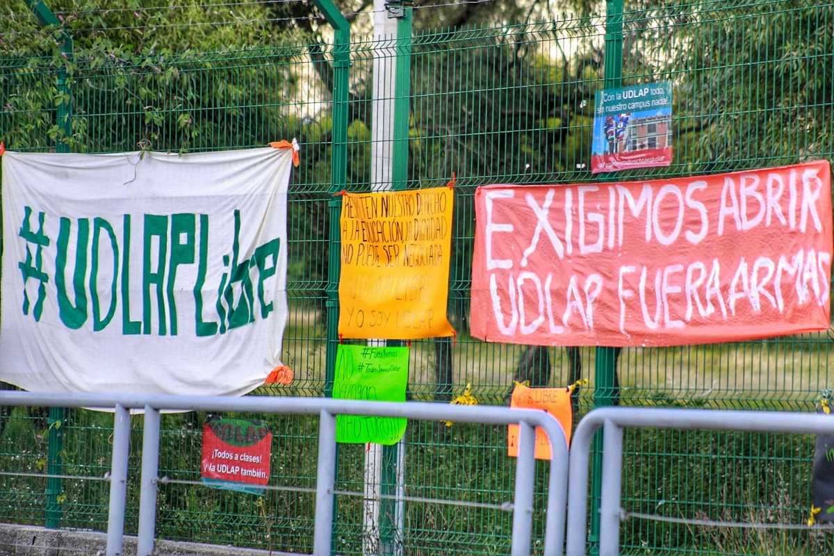 Vista actual de uno de los accesos principales a la Udlap. (Andrés Lobato)