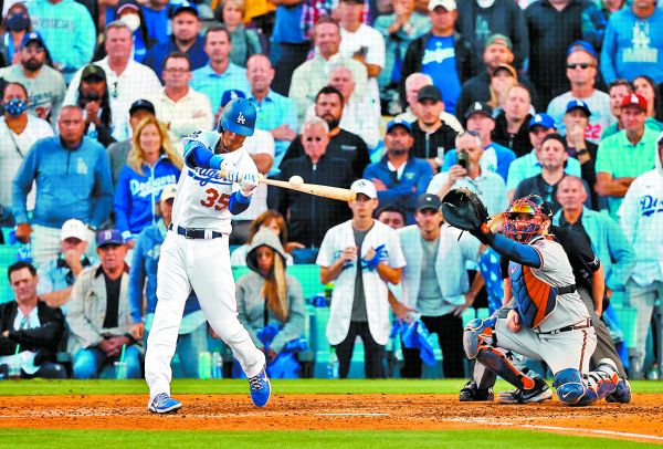 Cody Bellinger empató el juego con jonrón en la octava. AFP