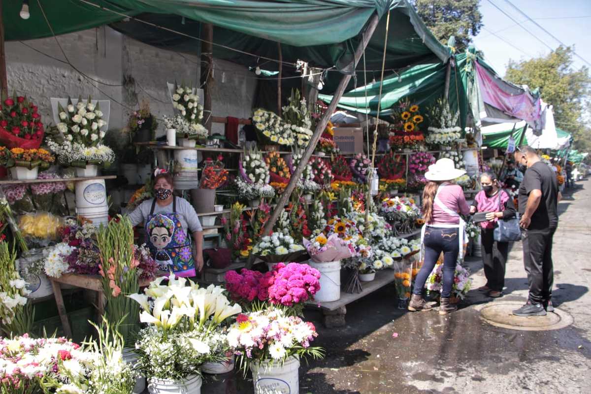 Comerciantes de flores a las afueras del Panteón municipal | Melanie Torres