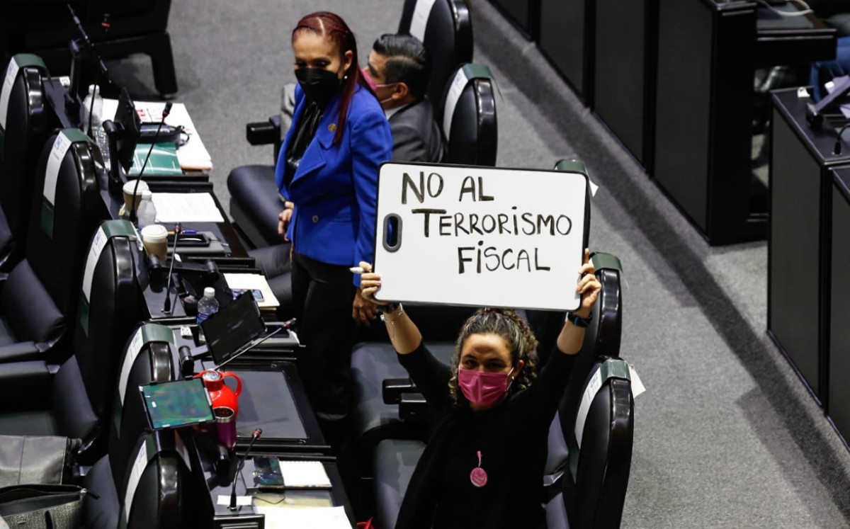 Diputados del PAN y del PRI calificaron la inscripción obligatoria de jóvenes al RFC como persecución y terrorismo fiscal. | Araceli López