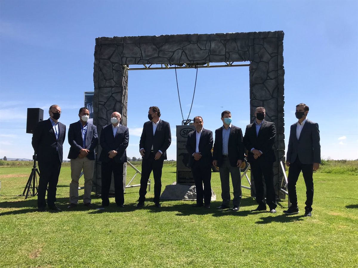 Directivos de SIG colocaron la primera piedra de su planta en Querétaro. (Especial)