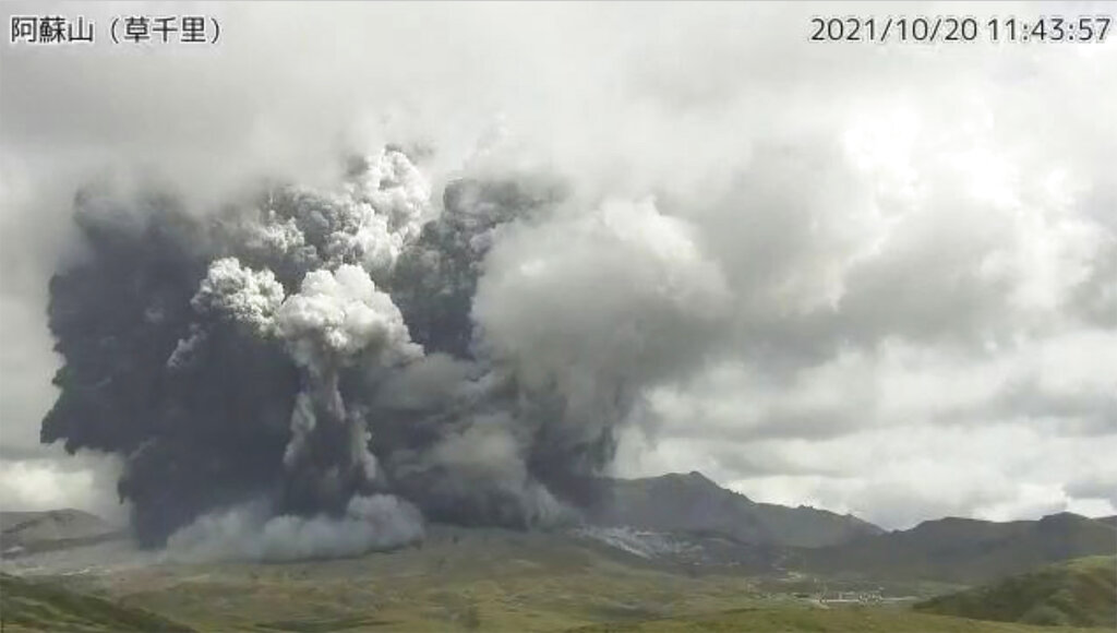 La erupción comenzó a las 11:43 hora local de este martes. (AP)