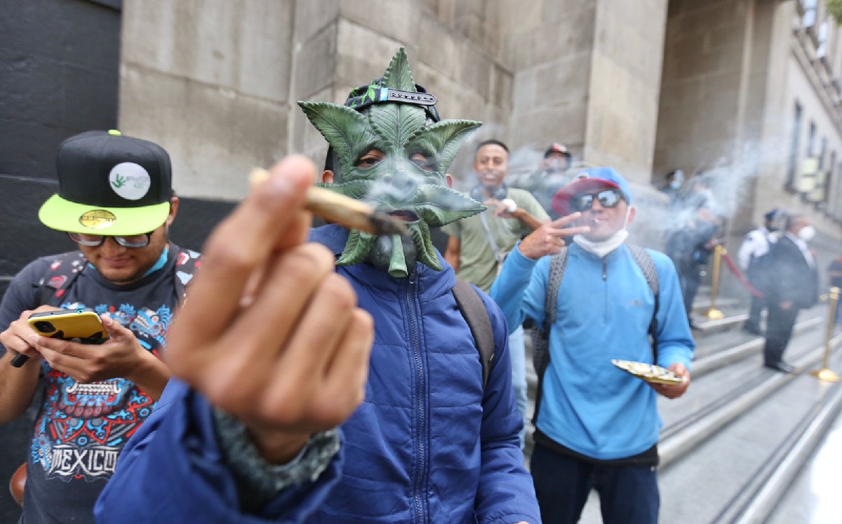 Integrantes del del Movimiento Cannábico Mexicano se manifestaron frente a la Suprema Corte. (Ariel Ojeda)